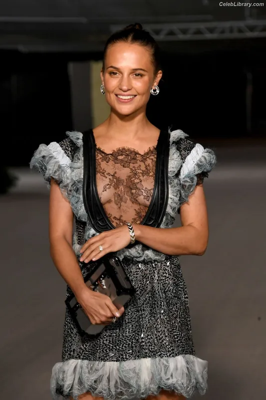 Alicia Vikander photo 5 of 441