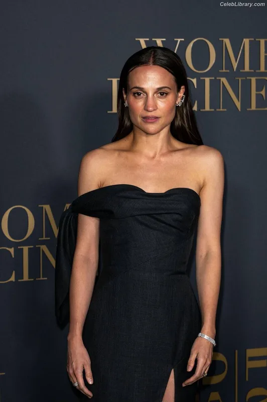 Alicia Vikander photo 16 of 441