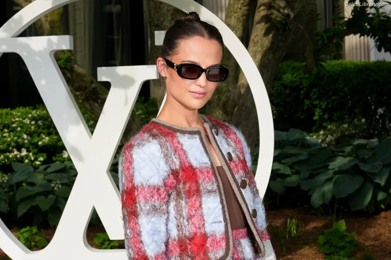 Alicia Vikander photo 1 of 441