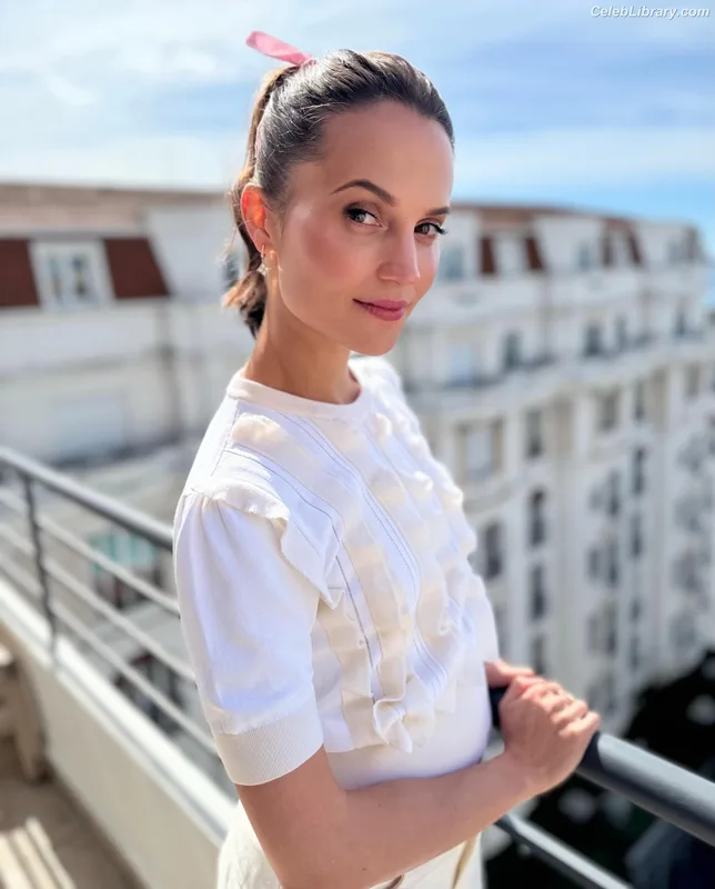 Alicia Vikander photo 6 of 441