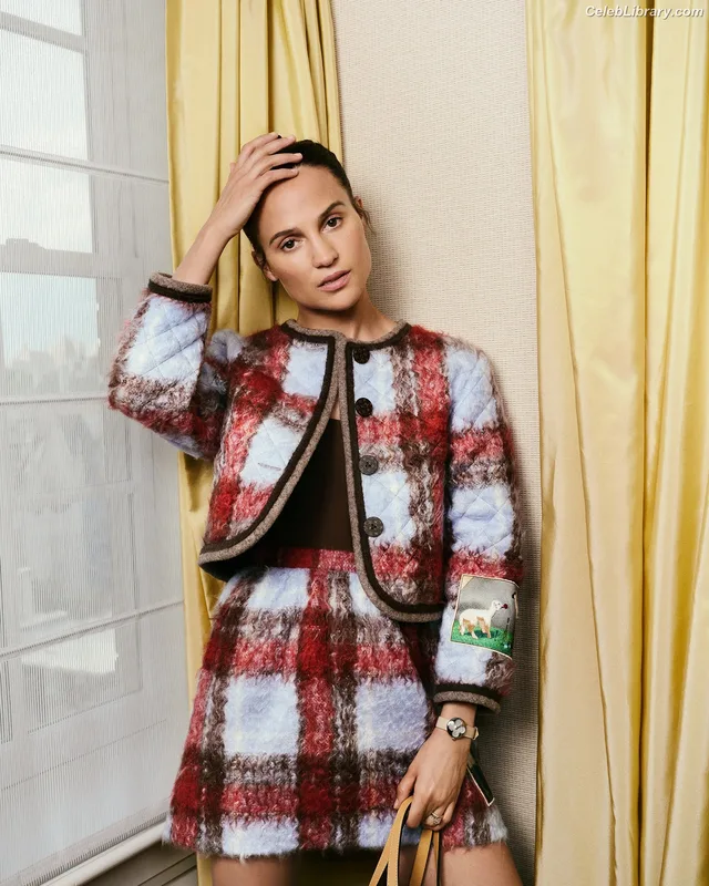 Alicia Vikander photo 9 of 441