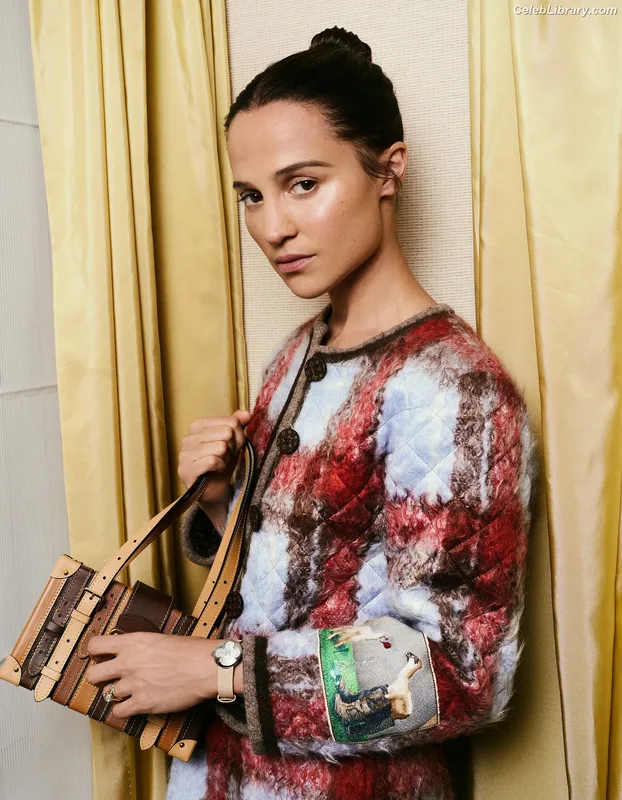 Alicia Vikander photo 12 of 441