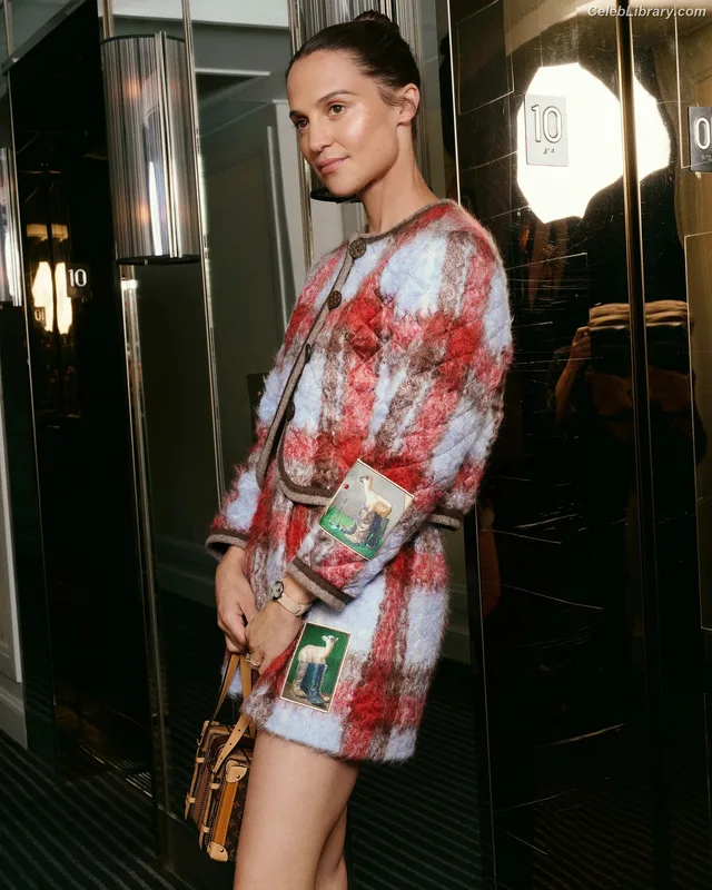 Alicia Vikander photo 16 of 441