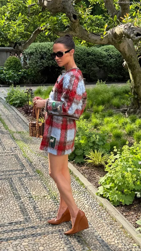 Alicia Vikander photo 18 of 441
