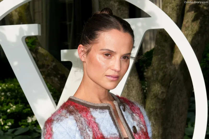 Alicia Vikander photo 19 of 441