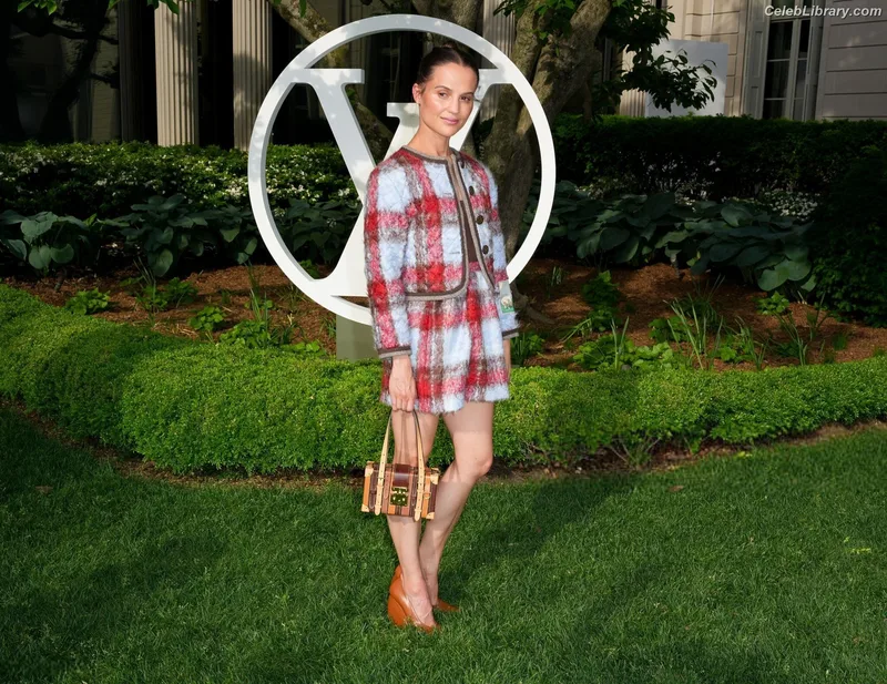 Alicia Vikander photo 21 of 441