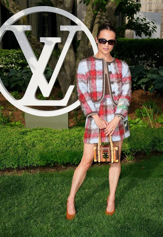 Alicia Vikander photo 22 of 441