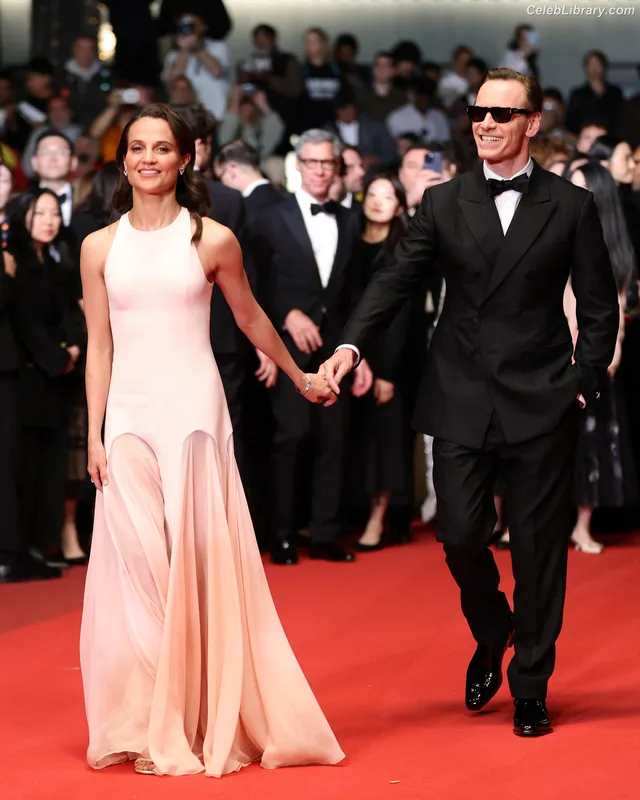 Alicia Vikander photo 17 of 441