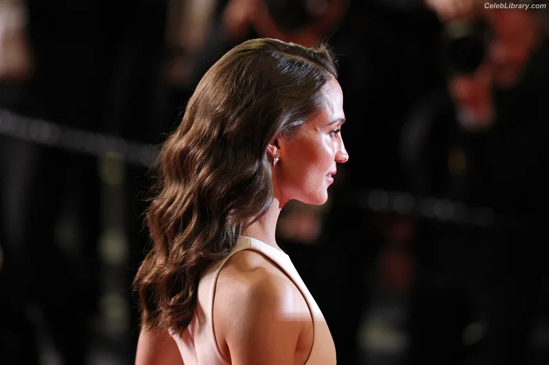 Alicia Vikander photo 18 of 441