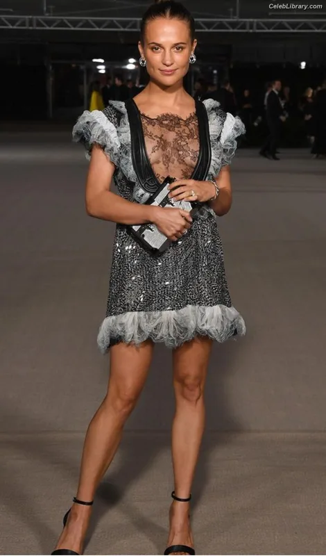 Alicia Vikander photo 10 of 441