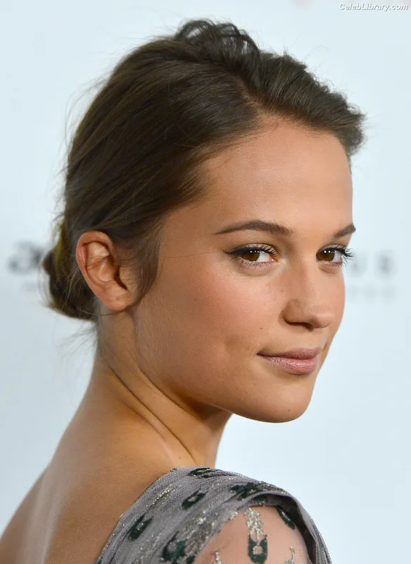 Alicia Vikander photo 12 of 441