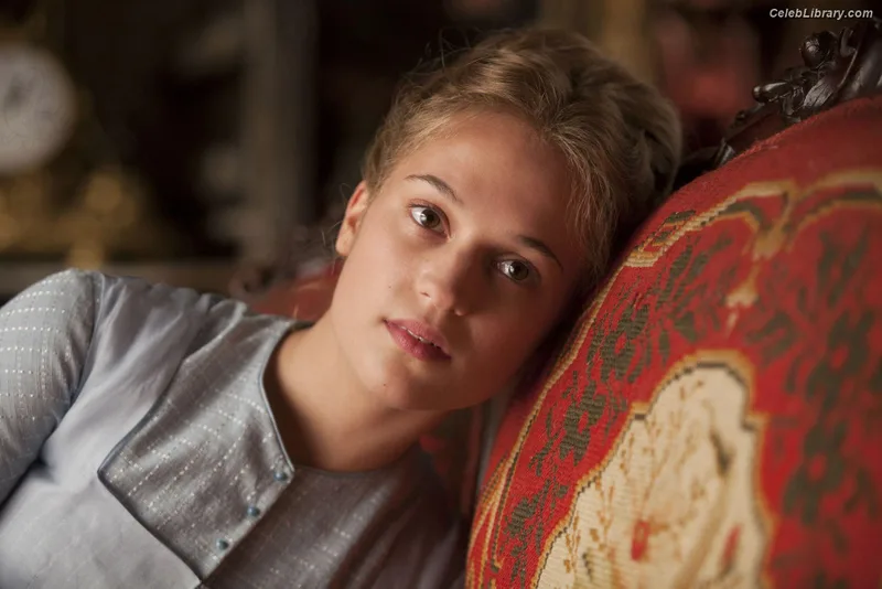 Alicia Vikander photo 19 of 441