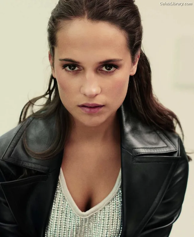Alicia Vikander photo 20 of 441