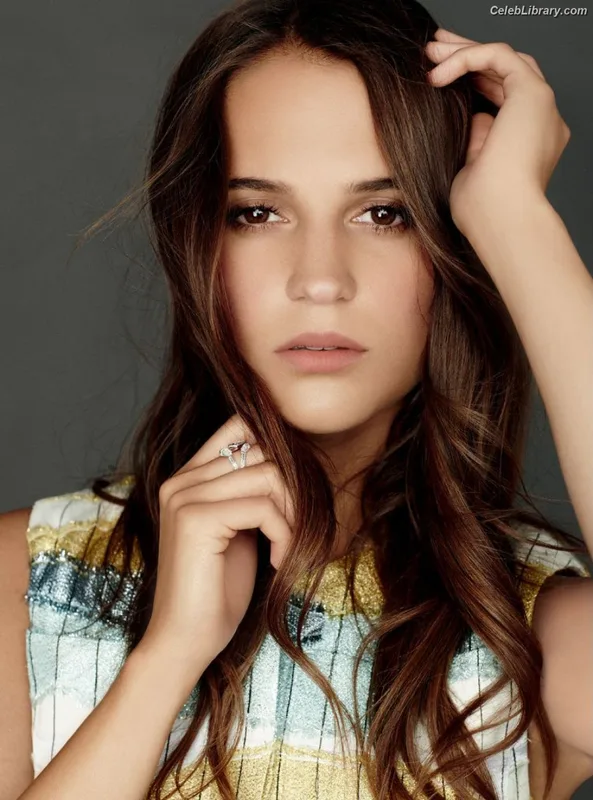 Alicia Vikander photo 7 of 441