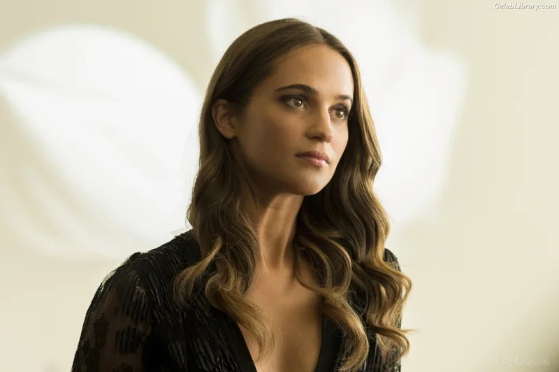 Alicia Vikander photo 13 of 441