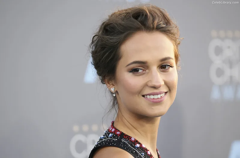 Alicia Vikander photo 14 of 441