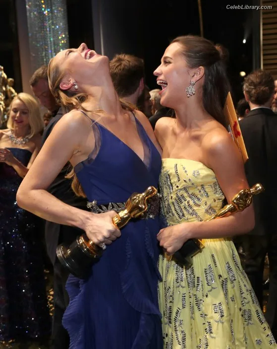 Alicia Vikander photo 17 of 441