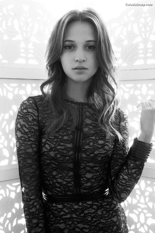 Alicia Vikander photo 20 of 441