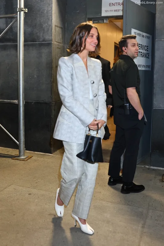 Alicia Vikander photo 4 of 441