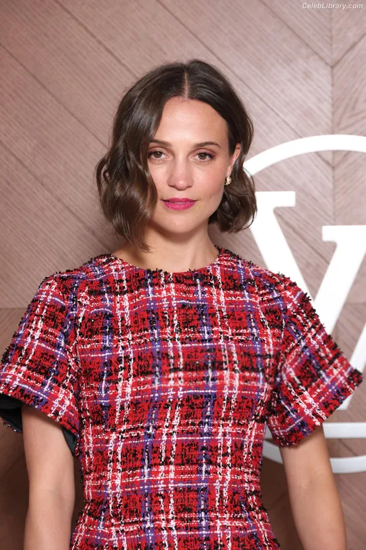 Alicia Vikander photo 10 of 441