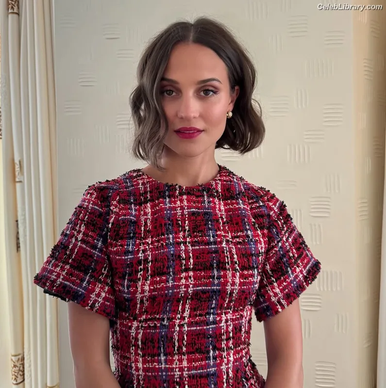 Alicia Vikander photo 16 of 441