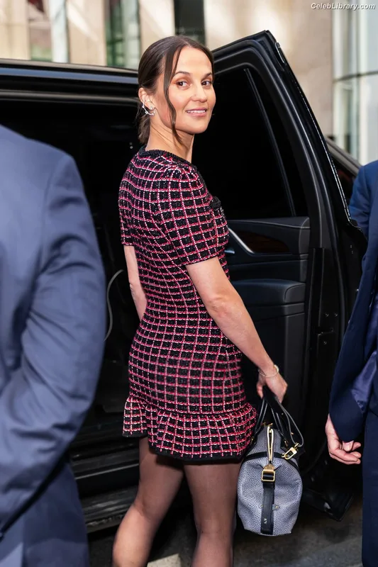 Alicia Vikander photo 17 of 441