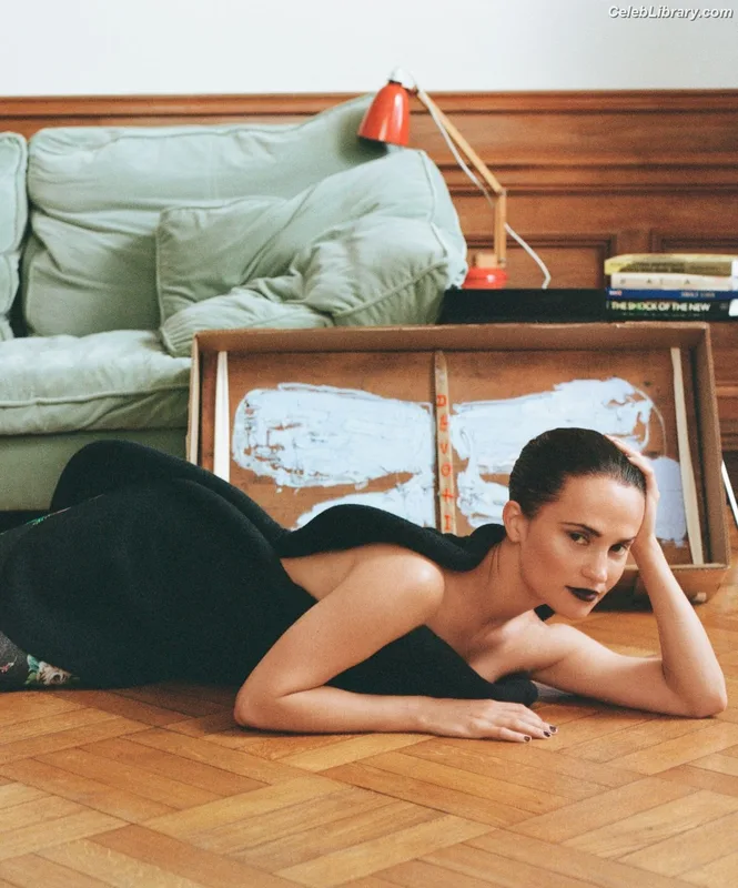Alicia Vikander photo 2 of 441