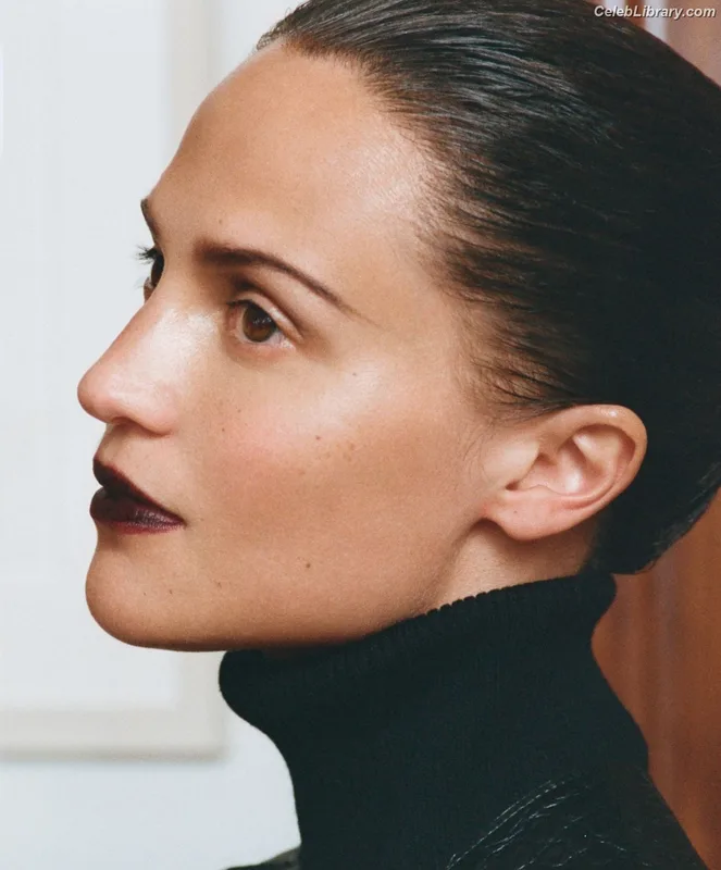 Alicia Vikander photo 3 of 441
