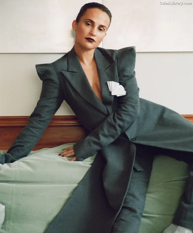 Alicia Vikander photo 4 of 441