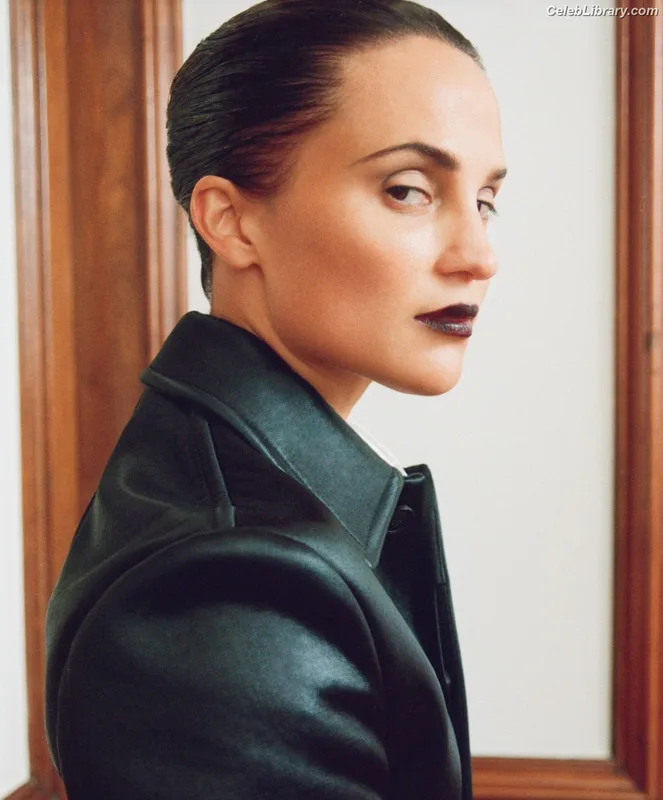 Alicia Vikander photo 5 of 441