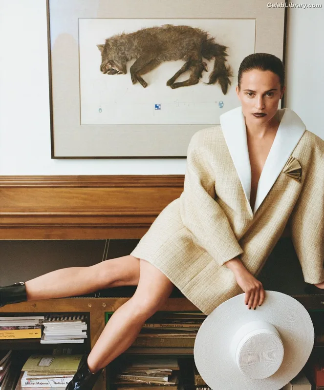 Alicia Vikander photo 7 of 441