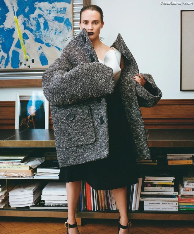 Alicia Vikander photo 8 of 441
