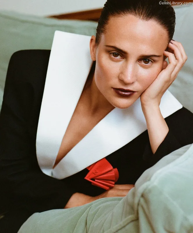 Alicia Vikander photo 9 of 441