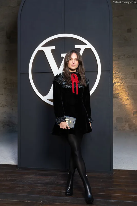 Alicia Vikander photo 14 of 441