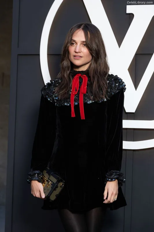 Alicia Vikander photo 15 of 441