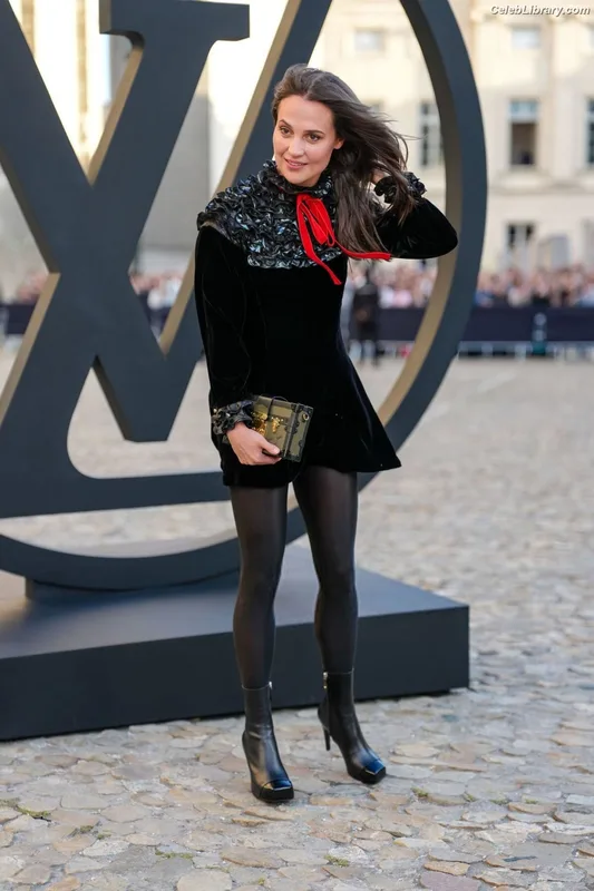 Alicia Vikander photo 16 of 441