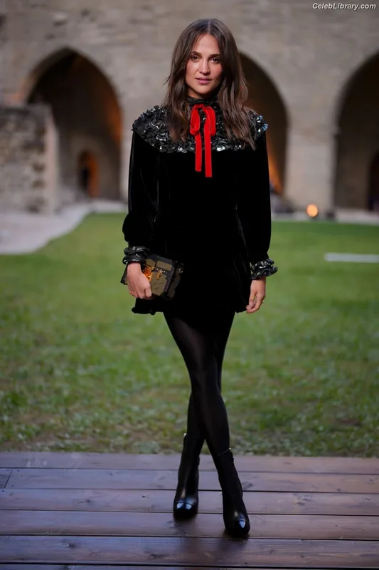 Alicia Vikander photo 17 of 441