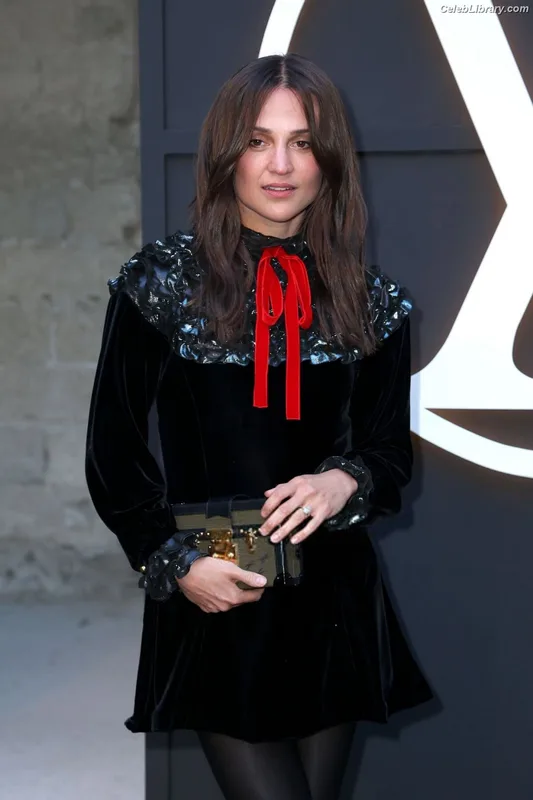 Alicia Vikander photo 21 of 441