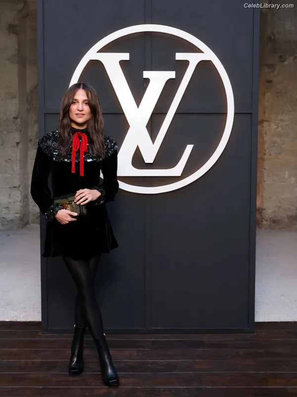 Alicia Vikander photo 22 of 441