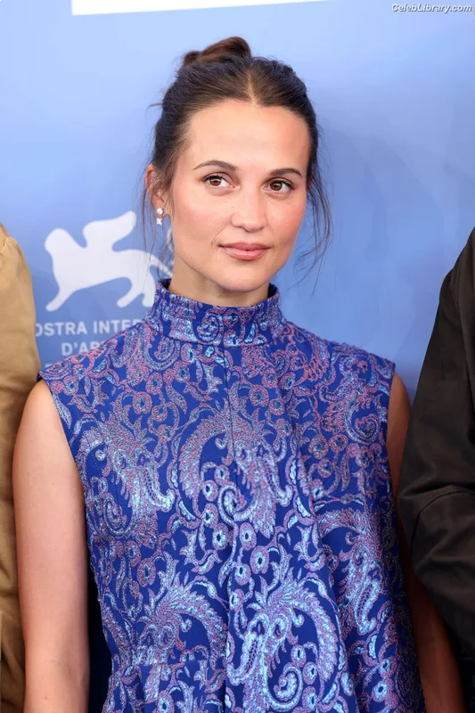Alicia Vikander photo 24 of 441