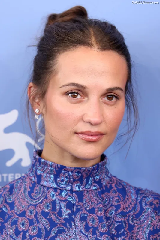 Alicia Vikander photo 3 of 441