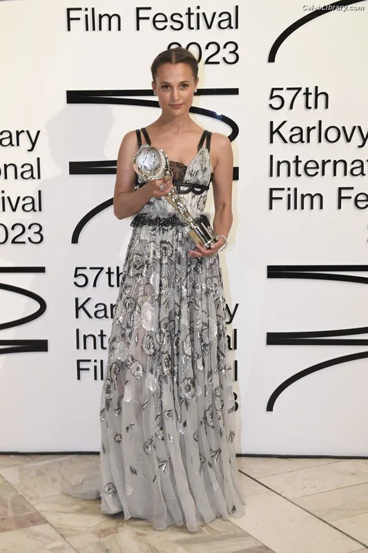 Alicia Vikander photo 17 of 441
