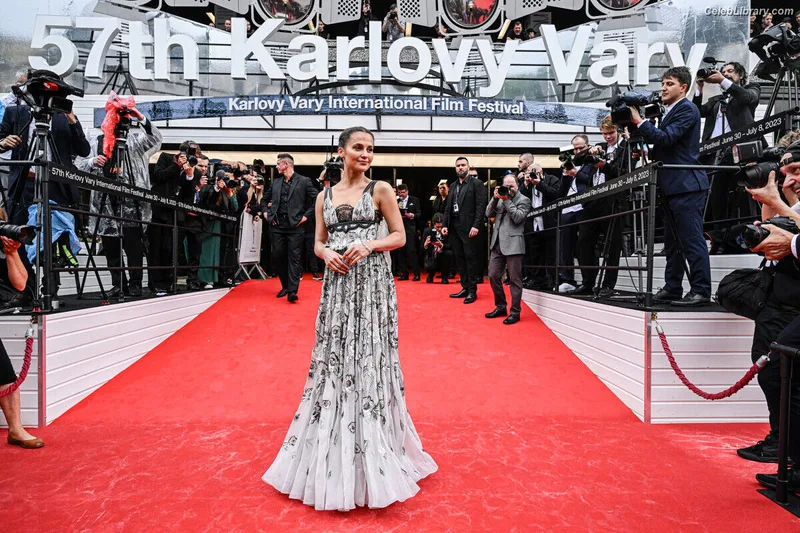 Alicia Vikander photo 19 of 441