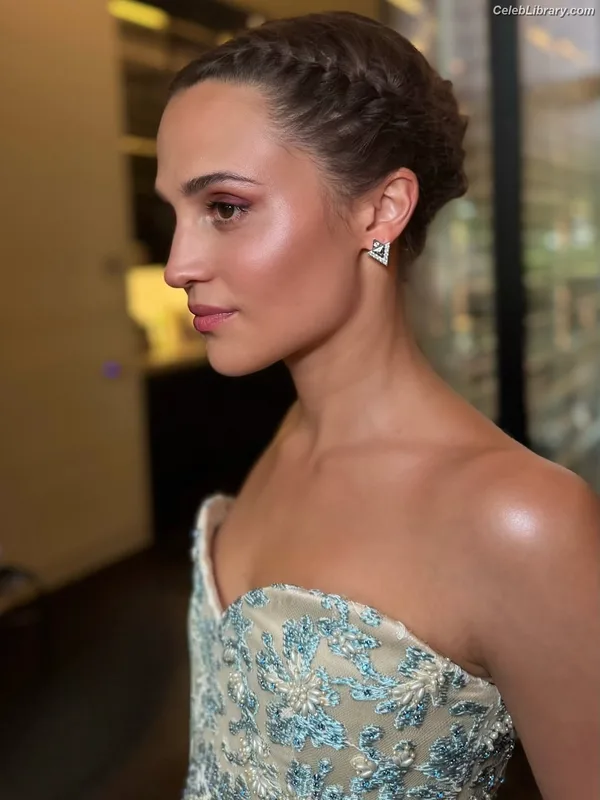 Alicia Vikander photo 20 of 441