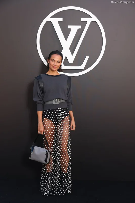 Alicia Vikander photo 22 of 441