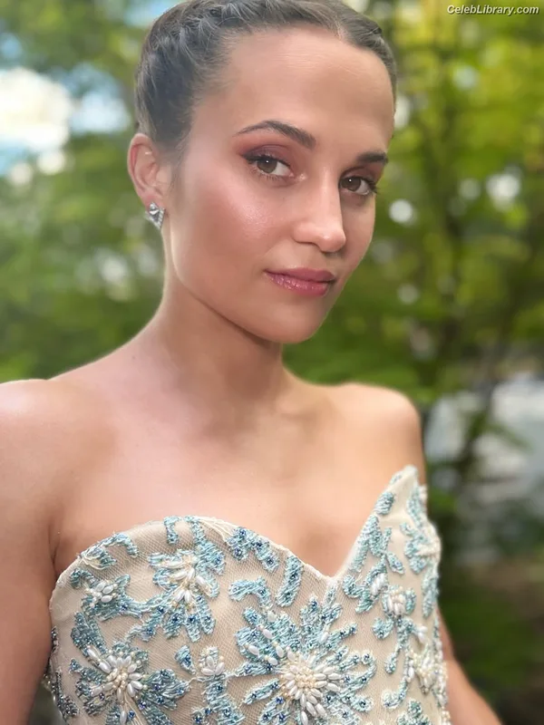 Alicia Vikander photo 24 of 441