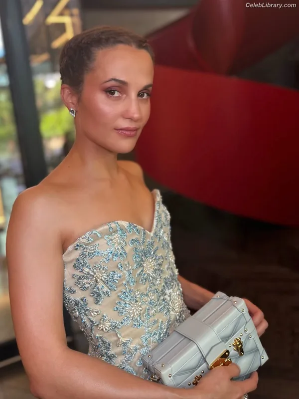 Alicia Vikander photo 2 of 441