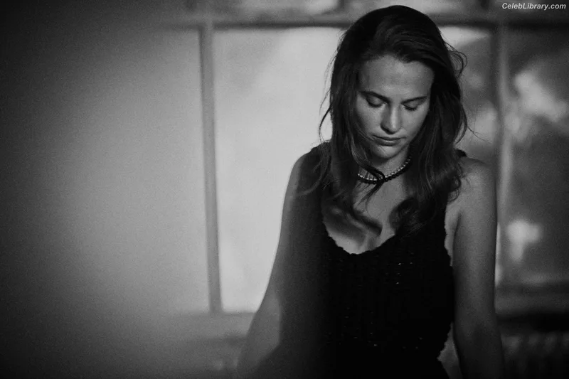 Alicia Vikander photo 13 of 441