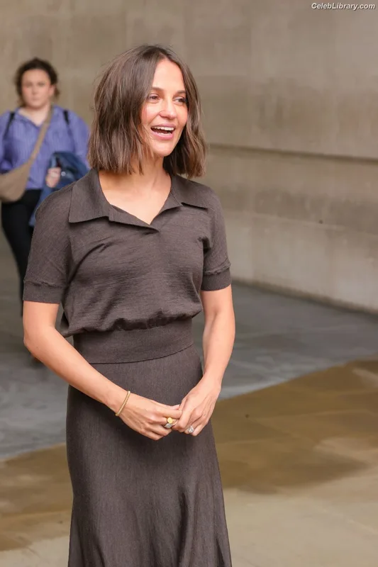 Alicia Vikander photo 16 of 441