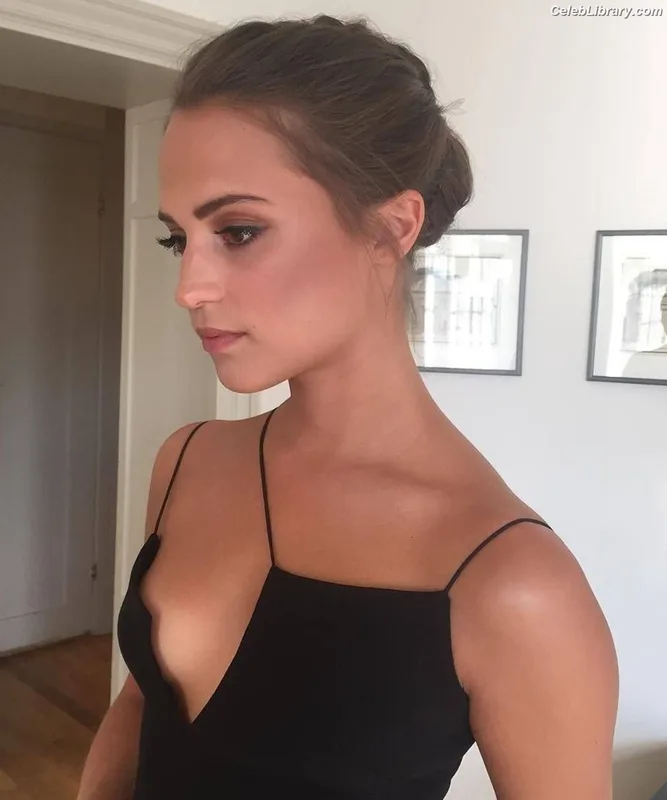 Alicia Vikander photo 4 of 441